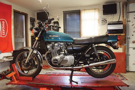 Adjusting 1977 Suzuki GS750 Valves Image